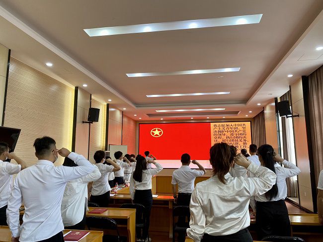 重溫入團誓詞。黃璐璐 攝（修圖）.jpg