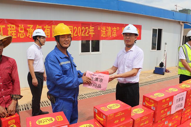 發(fā)放慰問(wèn)品。張釗林 攝（修圖）.jpg